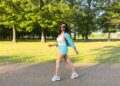 Vrouw wandelt rustig door een park