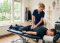 Chiropractor behandelt de rug van een sporter