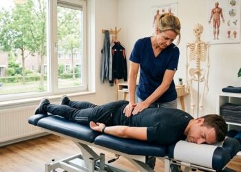 Chiropractor behandelt de rug van een sporter