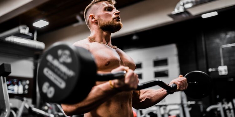 Sporter voert een bicep curl uit met een halter