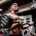 Sporter voert een bicep curl uit met een halter
