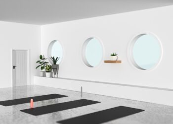 Pilatesles op matten in een studio