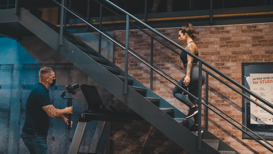 Vrouw traint op een stairmaster met rechte rug