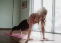 Sporter houdt een zijwaartse plank vast op een matje