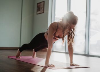 Sporter houdt een zijwaartse plank vast op een matje