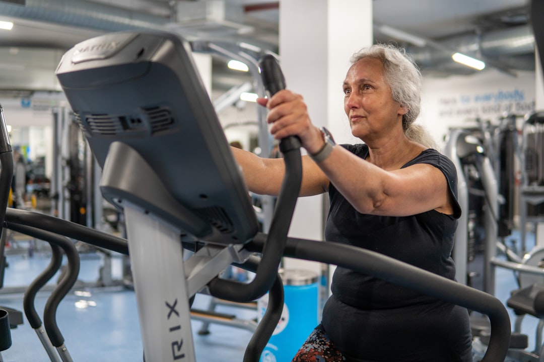 Vrouw traint op een crosstrainer met rechte rug