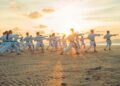 Groep beoefent tai chi in de buitenlucht