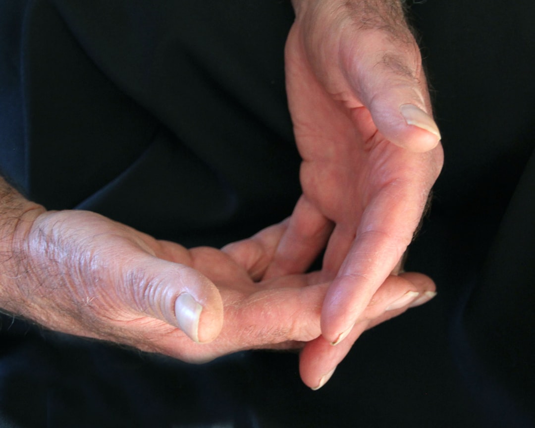 Handen en armen in een tai chi-beweging