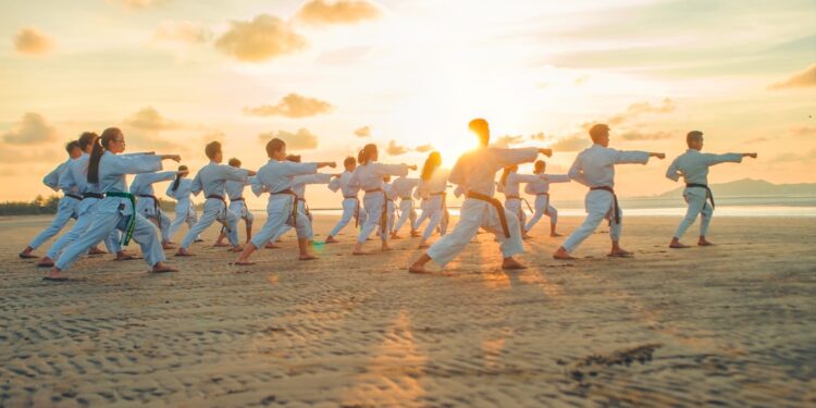 Groep beoefent tai chi in de buitenlucht