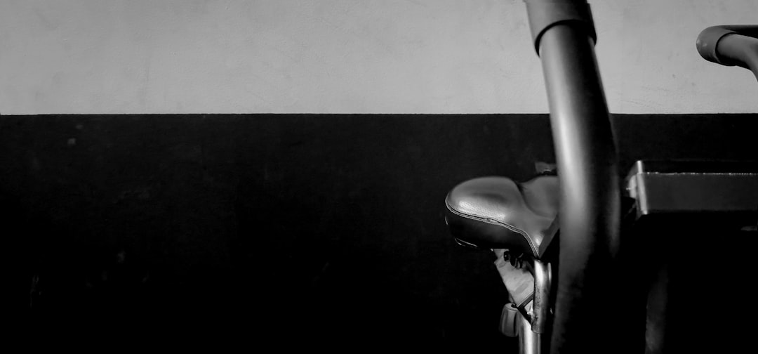 Benen op de pedalen van een hometrainer