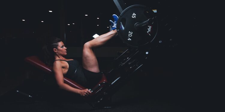Leg press machine in een sportschool