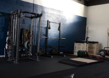 Sporter traint met een kabelmachine in de sportschool