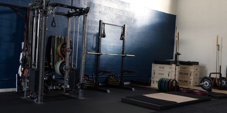 Sporter traint met een kabelmachine in de sportschool