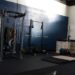 Sporter traint met een kabelmachine in de sportschool