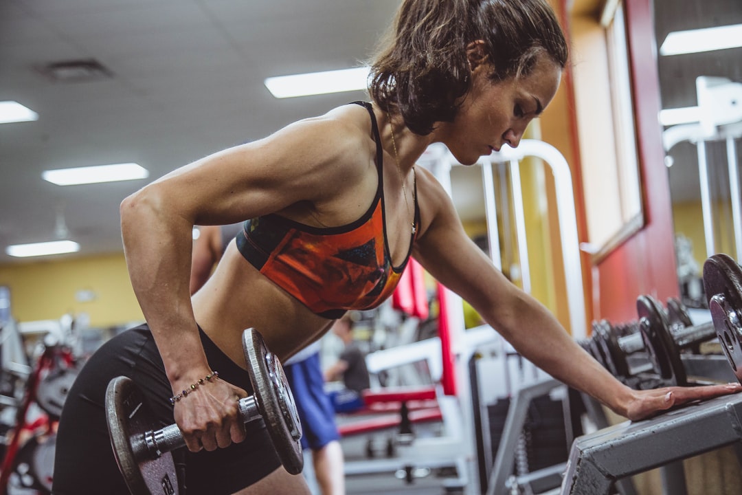 Vrouw doet krachttraining met halters