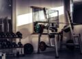 Sporter voert een squat uit met een halterstang