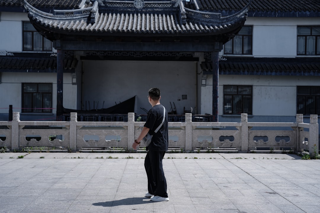 Man in tai chi-houding met gebogen knieën